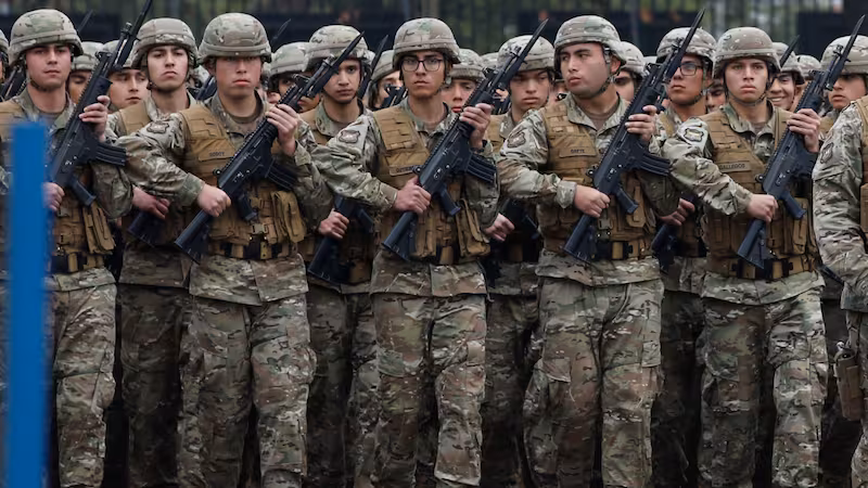 Dos-soldados-conscriptos-en-un-regimiento-militar.