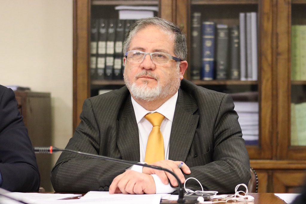 Diputado Roberto Arroyo hablando en un punto de prensa sobre la necesidad de soluciones viales en la Región del Biobío.