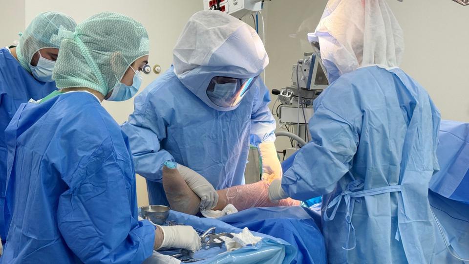 Prótesis Persona para cirugía de rodilla en el Hospital Traumatológico de Concepción