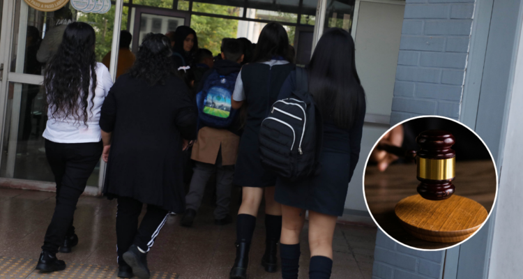 Un colegio y unos alumnos fuera del establecimiento.