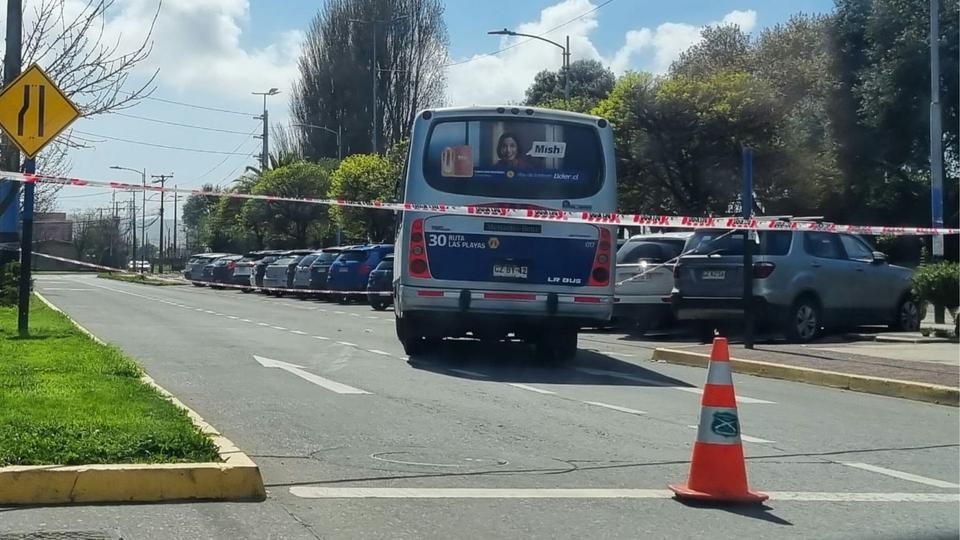 Una-micro-de-Talcahuano-con-vehículos-de-emergencia-en-un-accidente.