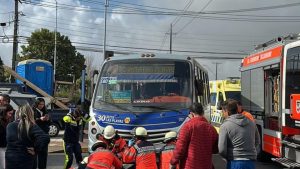 Ambulancia y Bomberos atendiendo un accidente de atropello en Talcahuano