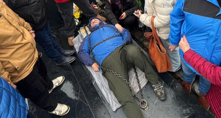 Hombre-encadenado-tumba-Curacautín