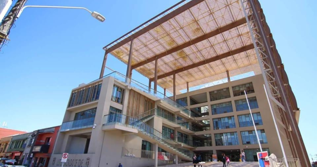 proveedores del departamento de educacion de tome denuncian millonarias deudas por parte del municipio