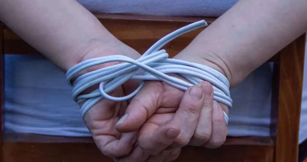 trabajadora maniatada