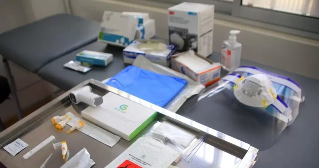 insumos medicos proveedores salud deudas