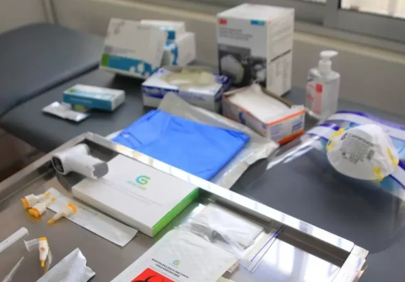 insumos medicos proveedores salud deudas